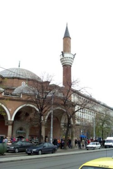 Денонощен патрул около софийската джамия