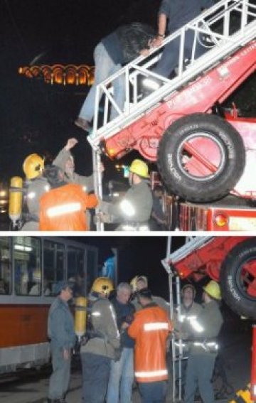 Дядо пощури пожарникари, миришело му на изгоряло