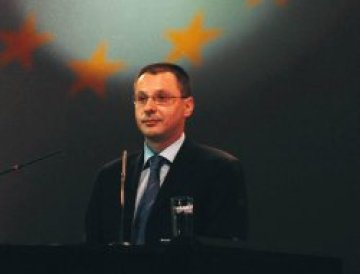 Станишев няма да удря по масата