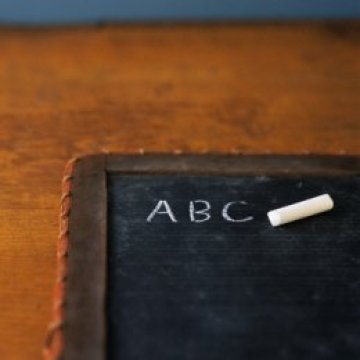 Още 5 000 чиновници ще учат английски, съдиите- компютри
