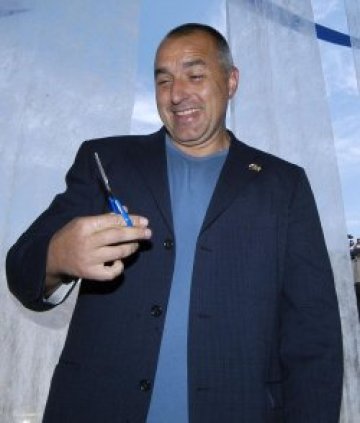 Борисов прави шоу, разказва вицове, свири на китара