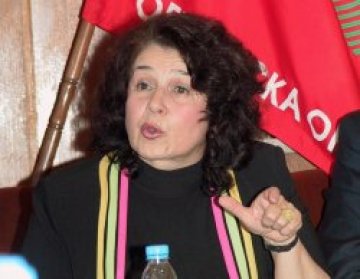 Министър Масларова раздава кифли лично