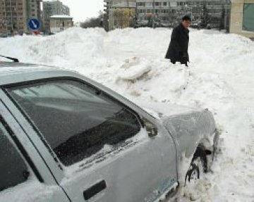 Сняг се сипе на парцали, коли в центъра – едва ли