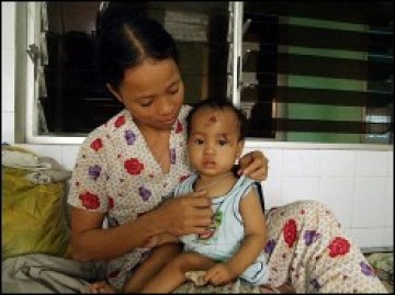 Тайфун отмъкна бебе във Виетнам