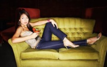 Българско диванче от кожа на италианска крава