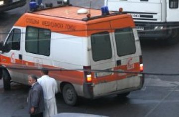 Шофьор на линейка кара пиян, полиция го гони