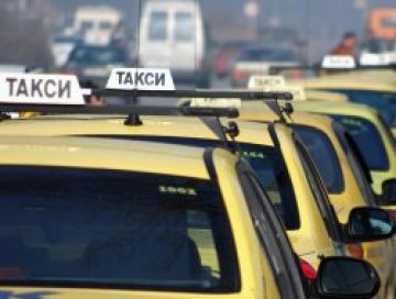 Таксита возят безплатно трудноподвижни хора на изборите
