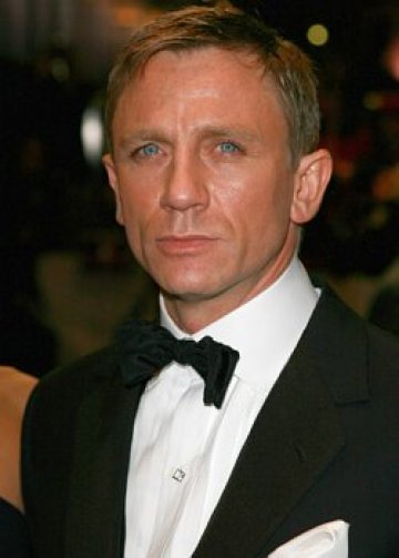 Елизабет II на премиера на поредния 007