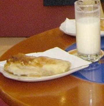 Криле никнат на бургаски кренвиршки и рогчета