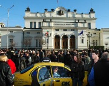 Опозицията настоява Румен Петков да бъде изслушан в пленарна зала