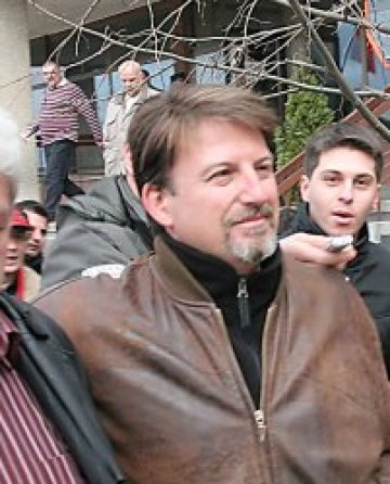 В "Пирогов": Кръвожадни плакати срещу мъжа, уличил подкупния хирург