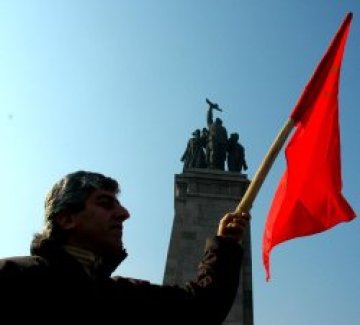 Комунисти: БСП са &quot;ляв мигач-десен завой&quot;