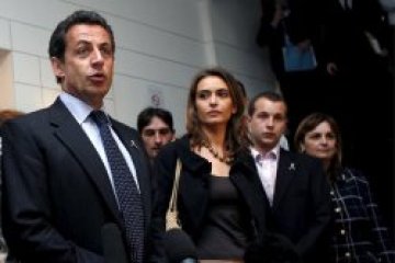 Близките на заразените със СПИН либийски деца смъмриха Саркози и Роаял