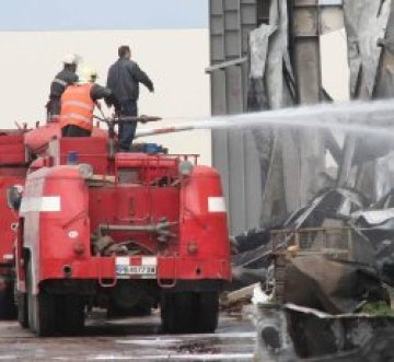 Пожар в Пловдив: изгоряха магазин и две леки коли