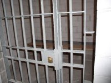 Фантоми се самозаключват в килия, след това бягат