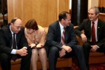 Мнозинството бламира опозицията