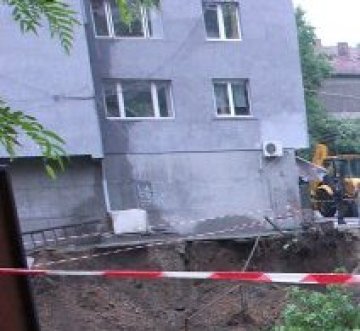 Дъждът бутна подпорна стена на блок в столицата