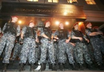 Кризата в Украйна се задълбочава, войски пътуват към Киев