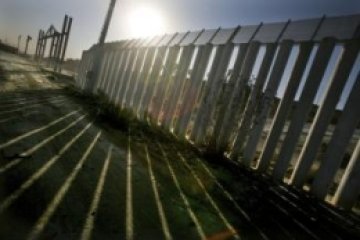 Американци градят стена срещу Мексико с подръчни средства