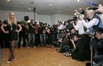 Предложиха на двойничка на Парис Хилтън да я замества