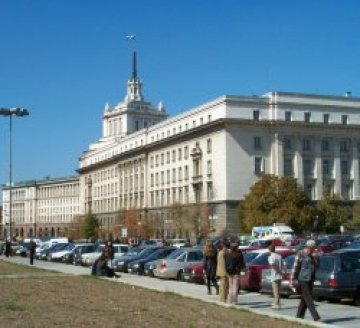 Цирк: Мъж се разчекна на прозорец на парламента