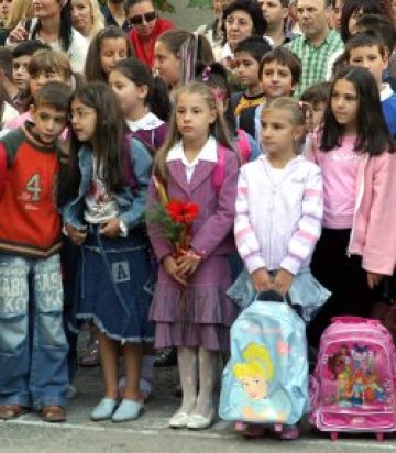 Увеличиха парите за социално слабите първолаци