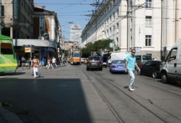 Пръскат релсите в София с вода