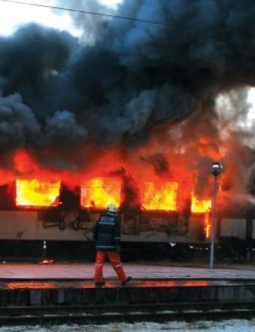 Запали се вагон на жп гара Варна, няма пострадали