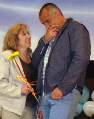 ГЕРБ: Претенциозната мома с гербер зад ухо