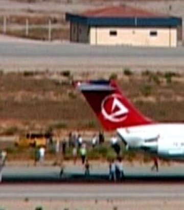 Част от похитените в турски самолет българи вече са в София