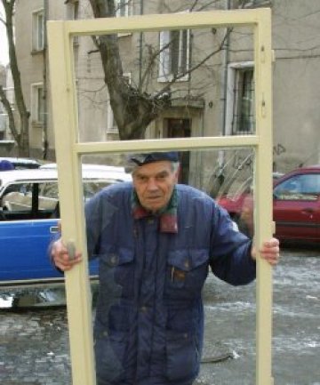 Министрите ще гледат света през релефни стъкла