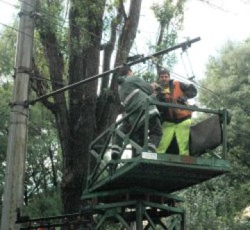Тролеите на Орлов мост останаха без жици, камион ги отнесе