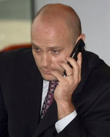 Тити видя вратичка, ще се шмугне