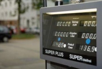 Петролът премина цената от 80 долара за барел