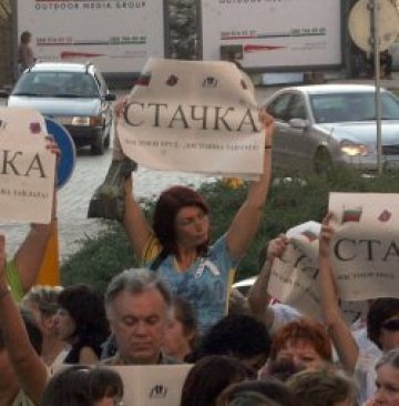 Учители кръжат с коли из София, искат си по-високите заплати