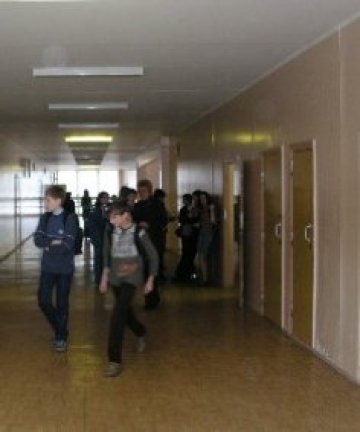 Пребиха ученик, директорката стои и гледа