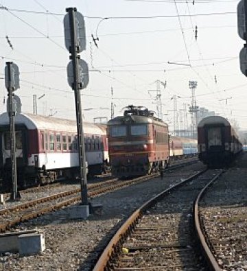 Младежи прескачат загражденията на гарата, искат гратис