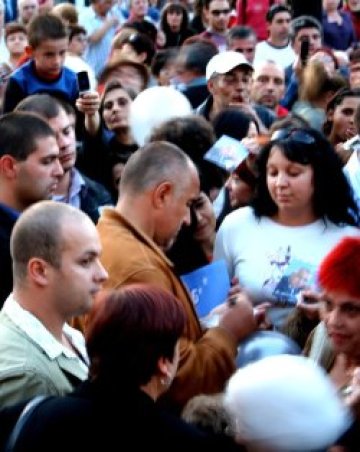 София зад Бойко, Аспарухов и Заимов подтичват след него