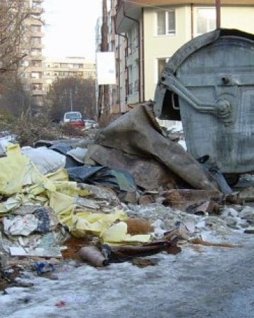 Пак дирят място на боклука