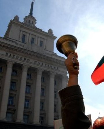 Учителите пак излизат на протест