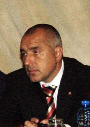 ГЕРБ протяга ръка към десните