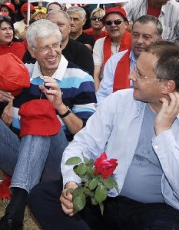 Овчаров си блее, овцете си пасат