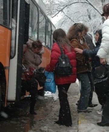 Столичният градския транспорт се движи с 20 минутно закъснение