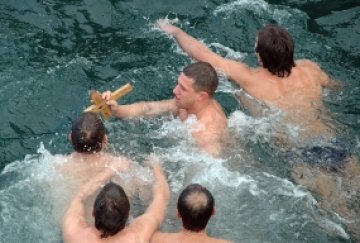 Смелчаци ще търсят кръста в езерото в „Дружба“