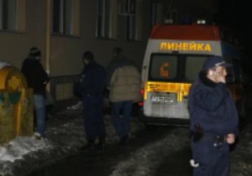 Момиче в безсъзнание до кофи за боклук