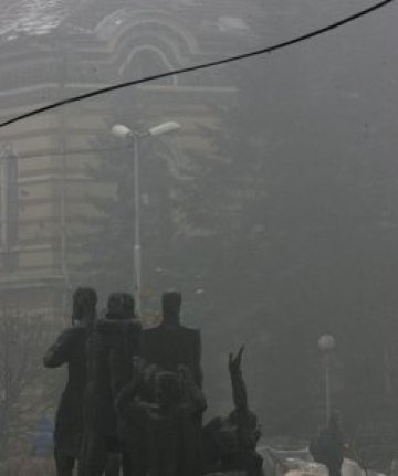 Столицата тъне в прах, мъгла и сняг