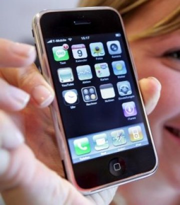 Разкодират iPhone за работа с други мрежи, Apple губи милиони