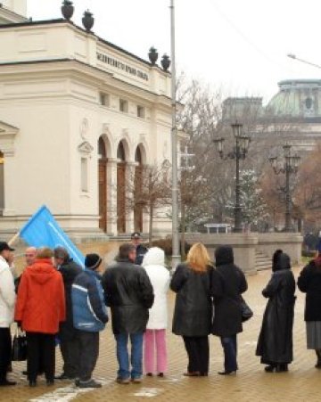Вън - барикади, вътре - томахавки
