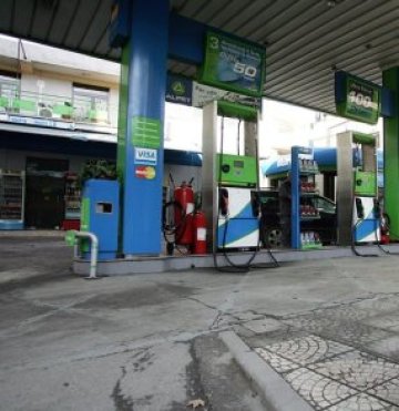 Цената на петрола расте заради геополитически страхове