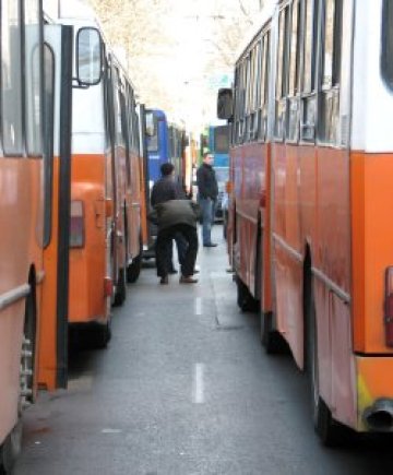 Автобус пукна гума, блокира центъра
